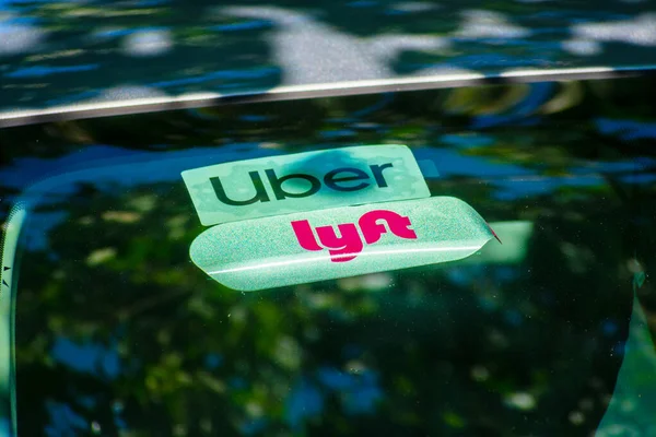 Lyft Und Uber Logo Auf Aufklebern Der Hinteren Autoscheibe Werben — Stockfoto