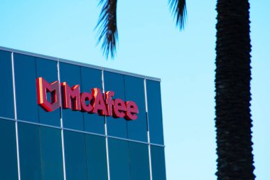 McAfee işareti, Silikon Vadisi 'ndeki küresel bilgisayar güvenlik yazılım şirketinin logosu. - San Jose, Kaliforniya, ABD - 2021