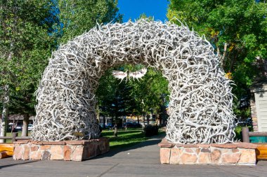 Elk Antler Kemeri kasaba meydanının girişinde. Yeşil ağaçların manzarası. - Jackson Hole, Wyoming, ABD - Eylül, 2020
