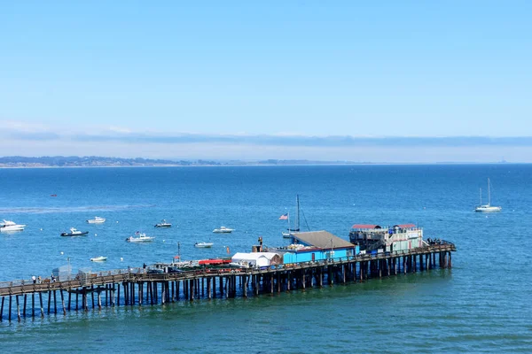 Capitola Rıhtımı 'nın güneşli yaz gününde Monterey Körfezi' nin sakin okyanus sularındaki hava manzarası. - Capitola, Kaliforniya, ABD - Temmuz, 2021