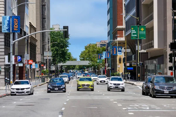 Frontansicht Von Personenwagen Die Einer Einbahnstraße Finanzviertel Auf Einen Fußgängerüberweg — Stockfoto