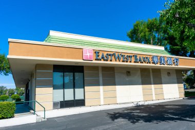 Doğu Batı Şeria logosu, banka şubesine imza atın. - Cupertino, Kaliforniya, ABD - 2021