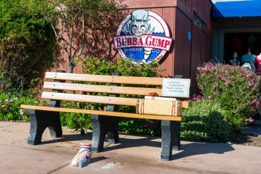Temalı Bubba Gump Karides Şirketi restoranındaki Forrest Gump filminin bir kopyası. - Monterey, Kaliforniya, ABD - 2021