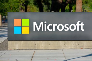 Microsoft bulut bilgisayar ve yazılım şirketinin genel merkezinde dört renk kareli imza ve logo. - Redmond, Washington, ABD - 2021