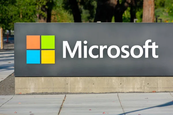 Microsoft Schild Und Logo Mit Vier Farbigen Quadraten Hauptsitz Des — Stockfoto
