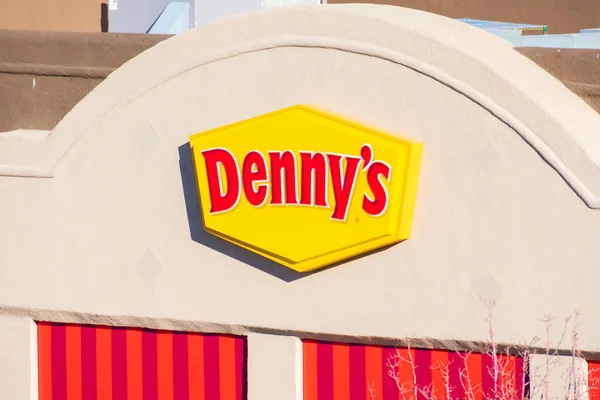 Denny Bord Logo Gevel Van Het Restaurant Page Arizona Verenigde — Stockfoto