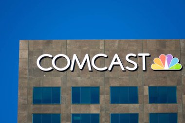 Comcast işareti, gökdelen cephesinde logo. Comcast Corporation, merkezi Philadelphia 'da bulunan bir Amerikan telekomünikasyon şirketidir.