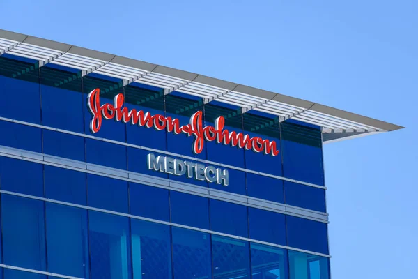 Johnson Johnson Medtech Teken Logo Bij Een Amerikaans Multinational Kantoor — Stockfoto