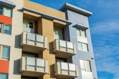 Balkonları olan tipik yeni, çoklu aile ortası konut binasının dış görünüşü. Binalar genellikle kiralık daireler, üniversite yatakhaneleri, apartmanlar veya destekli yaşam tesisleri