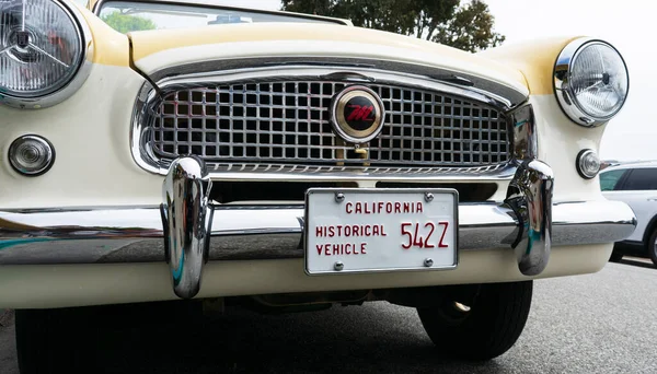 Kalifornijska Historyczna Tablica Rejestracyjna Pojazdu Chromowanym Zderzaku Nash Metropolitan Pojazdu — Zdjęcie stockowe