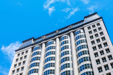 Finans Bölgesi 'ndeki 580 California Caddesi' ndeki yüksek katlı ofis binasına bakıyorum. Şirket Tanrıçası Heykelleri kulenin tepesinde. - San Francisco, Kaliforniya, ABD - 2021