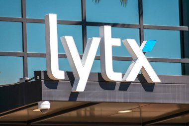 Merkez binanın dış tarafında Lytx işareti var. Lytx video telematik ürünleri tasarlayan, üreten ve satan bir teknoloji şirketidir. - San Diego, Kaliforniya, ABD - 2021