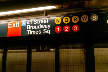 41. Cadde, Broadway, Times Meydanı metro istasyonu tabelası. Bölge Savcı Yardımcısı erişilebilir çıkış. Yol bulma navigasyonu. - Manhattan, New York, ABD - Haziran 2021