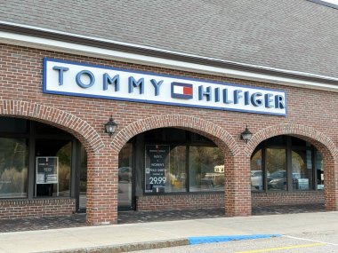 Bir perakende giyim mağazasının girişindeki Tommy Hilfiger tabelası - Kittery, Maine, ABD - 2 Ekim 2025