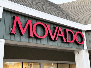 Bir perakende mağazasının girişinde Movado tabelası - Kittery, Maine, ABD - 2 Ekim 2025