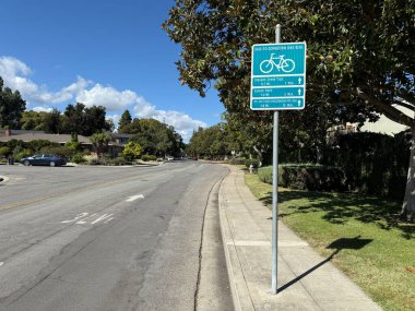 Stevens Creek Yolu, Sylvan Park ve Mountain View Transit Center - Mountain View, California, ABD - 11 Ekim 2025