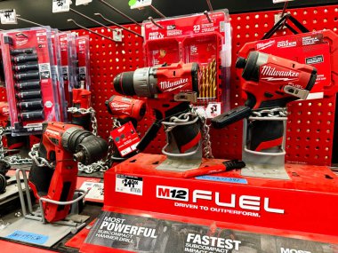 Hırsızlığı önlemek için Kaliforniya, ABD 'de 13 Ekim 2025' te perakende satışta bulunan metal zincirlerle elektrikli matkaplar kilitlendi.