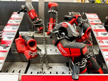 Milwaukee elektrikli aletleri metal zincirler ve asma kilitlerle donatılmıştır. Hırsızlığı önlemek için Kaliforniya, ABD - 13 Ekim 2025