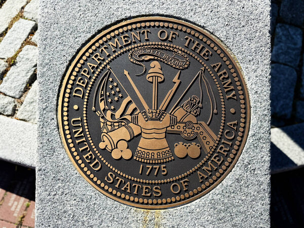 Бронзовая печать армии США, выгравированная на гранитном памятнике, представляющем военную мощь, наследие и национальную оборону на открытом мемориале - США - 2 октября 2025 года