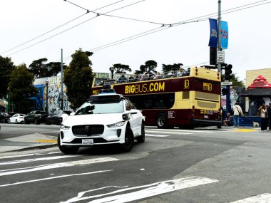 Kendi kendine giden Waymo Jaguar elektrikli cipi Haight-Ashbury bölgesi - San Francisco, Kaliforniya, ABD - 2 Ağustos 2025