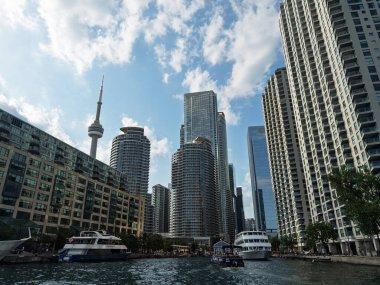 Toronto liman sahnesinde Queens Quay boyunca modern cam gökdelenler ve CN Kulesi - Toronto, Kanada - 22 Haziran 2025