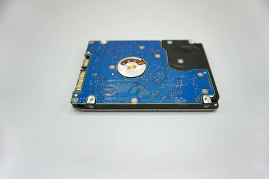 Sata 2.5 HDD sürücüsü. Beyaz arkaplanda izole edilmiş hızlı depolama sabit diski
