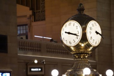 Bilgi ve sütunların üzerinde büyük bir saate sahip Grand Central Terminali