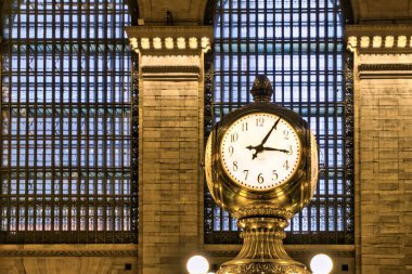 Bilgi ve sütunların üzerinde büyük bir saate sahip Grand Central Terminali