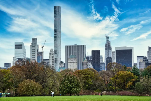 Central Park Med Utsikt Över Träd Och Skyskrapor Bakgrunden — Stockfoto