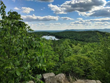 Wanaque, New Jersey 'deki Ramapo Dağı Eyalet Ormanı' ndaki Wanaque Gölü manzarası.