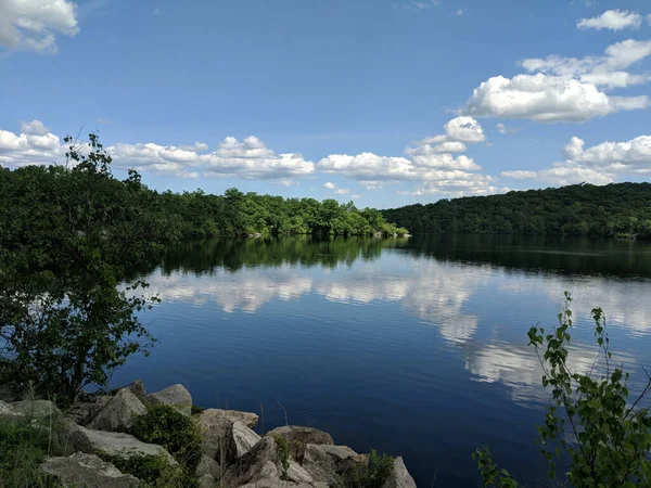 Ramapo Gölü manzaralı Kuzey New Jersey 'deki Ramapo Dağı Eyalet Ormanı