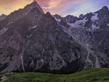 Güneşli bir günde Alp dağlarının manzarası. Rocky tepeleri. Çayırlar, yürüyüş yolları.