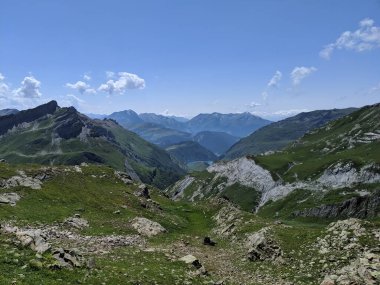 Güneşli bir günde Alp dağlarının manzarası. Rocky tepeleri. Çayırlar, yürüyüş yolları.