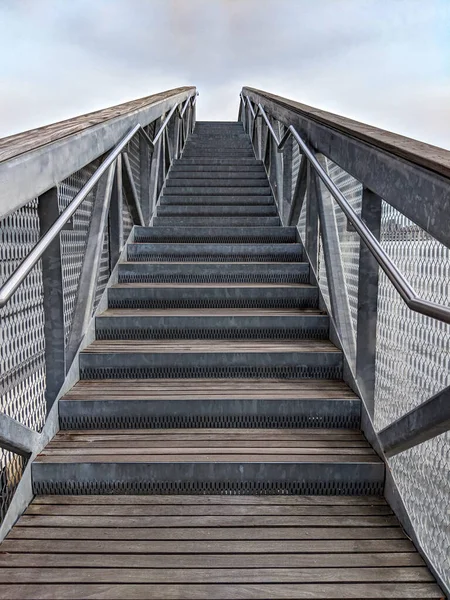 Trappen Met Roestvrijstalen Leuningen Houten Treden Trap Met Lucht Achtergrond — Stockfoto