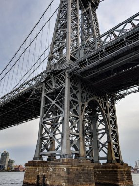 New York City / USA - 26 Ekim 2019: Manhattan şehir merkezinde East River üzerinde bir Manhattan Köprüsü manzarası. Manhattan ve Brooklyn 'i birbirine bağlayan asma köprü.