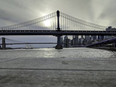 New York, New York / ABD - 26 Ekim 2019: İki Köprü: Manhattan şehir merkezindeki East River üzerindeki Brooklyn Köprüsü ve Manhattan Köprüsü. Görünümünde kopya alanı ve gökdelenleri olan tablo yüzeyi.