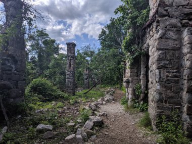 Oakland, New Jersey / ABD - 27 Mayıs 2019: Van Slyke Şatosu Ramapo Reservation 'daki ormanda saklı. New Jersey 'de. Foxcroft 'un 1900' lerden kalma kalıntıları..