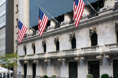 New York Borsa Binasında Amerikan bayrakları sallanıyor