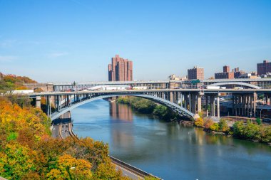 New York / ABD - 7 Kasım 2020: Sonbahar sezonu boyunca karayolu ve renkli ağaçlı Yüksek Köprü