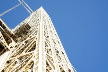 Güçlü bir yapıya sahip beyaz çelik asma köprü perspektifini kapat