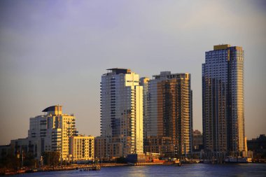 Günbatımında New York silueti. Manhattan şehir merkezindeki gökdelenler Doğu nehri boyunca