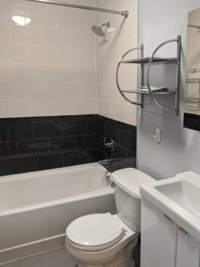 Dairenin içi fayanslı, küvetli, tuvaletli ve duşlu.