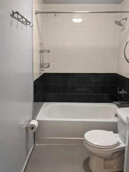 タイル バスタブ トイレ シャワー付きのアパートメントバスルームのインテリア — ストック写真