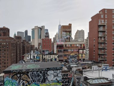 New York City, ABD - 27 Aralık 2020: Aşağı Manhattan 'da arka planda grafiti ve modern gökdelenlerle kaplı binalar