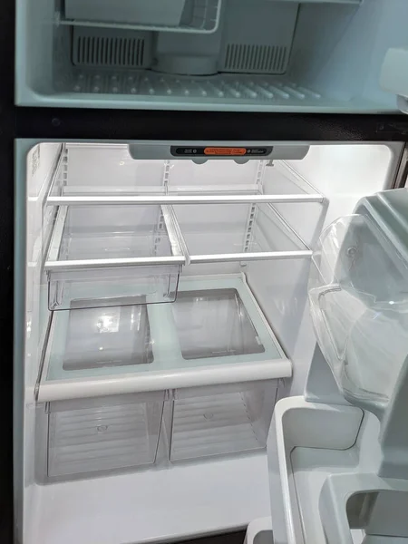Üres Modern Hűtőszekrény Nyitott Ajtókkal Tiszta Hűtőszekrényben Műanyag Polcokkal — Stock Fotó