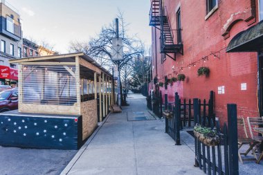 Brooklyn, ABD - 20 Ocak 2021: Berlin 'de Coronavirus sırasında boş bir açık hava restoranı. Covid 19 restoran kuralları.