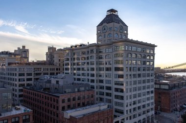 Dumbo 'nun manzarası, Brooklyn' deki mahalle ve binaları.