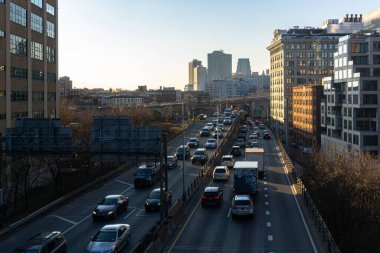 Otoyol yukarıdan görünüyor. Uzaktan geçen arabalar ve binalar var. Brooklyn otoyolunda araba sürmek.