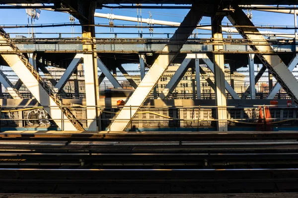 Городской Индустриальный Ландшафт Скоростными Железнодорожными Путями Рельсами Метро Манхэттенском Мосту — стоковое фото