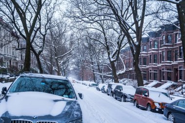 Brooklyn, New York sokaklarında karla kaplı arabaların park edildiği kış sahnesi. Kışın kumtaşları